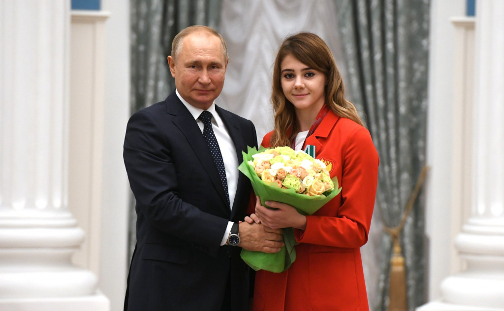 Владимир Путин награждает Анастасию Гонтарь.jpg